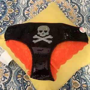 BNWT Victoria’s Secret Pink skull & crossbones panties LIMITED EDITION sz M
